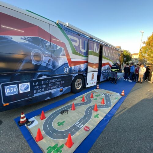 Il Pullman Azzurro della Polizia di Stato fa tappa a Bistagno per educare i giovani acquesi alla sicurezza stradale