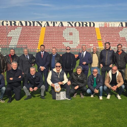 Giornata amarcord al Moccagatta per tanti ex calciatori dei Grigi: “Quando spalammo il campo prima della Reggiana”