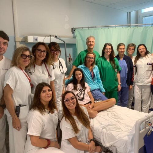 “Se va tutto bene mettete Marracash”. Serena, 17 anni, salvata dopo la scoperta di una sindrome rara