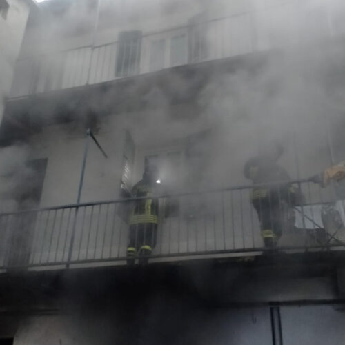 Chiusa via Plana per l’incendio di due scantinati: in corso la verifica dei danni