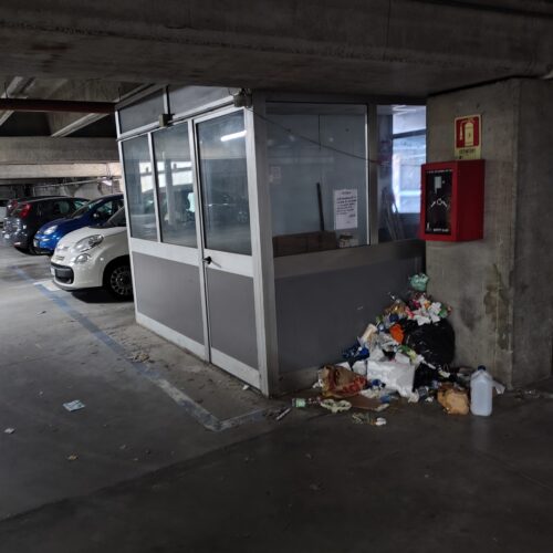 Degrado al parcheggio Ambrosoli di Alessandria, tra rifiuti e atti vandalici: la segnalazione di un cittadino