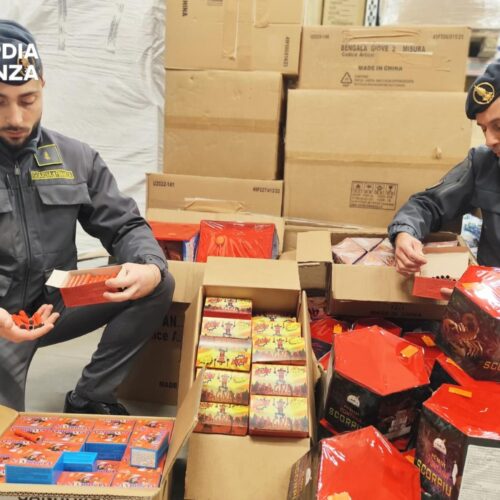 Operazione “Innesco” della Finanza: mezzo milione di fuochi d’artificio in 8 depositi illegali