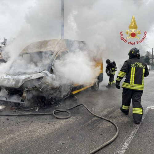 Furgone in fiamme in via Gramsci a Garlasco. Vigili del Fuoco spengono incendio