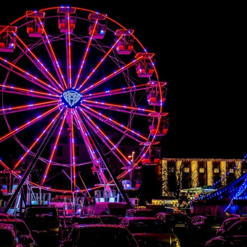 Natale ad Alessandria: un viaggio nei luoghi del cinema, una parata con trampolieri poi lanterne e musica tra le vie