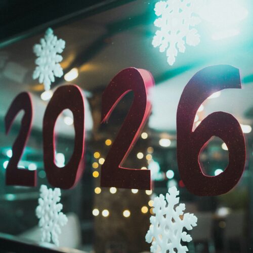 Countdown a ritmo di Area 80 e inizio 2026 con Andrea Rock. Pavia brinda e balla nel Cortile Teresiano