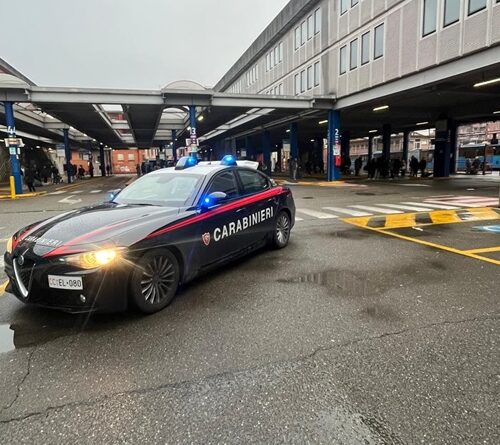 Controlli dei Carabinieri all’autostazione di Pavia: identificati oltre 20 giovani