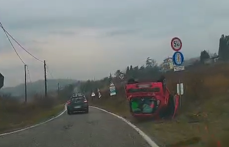 Auto ribaltata in strada Citerna: rallentamenti