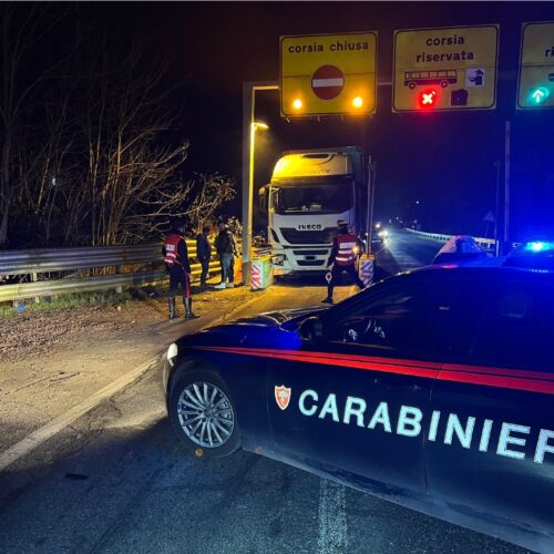 Camionista ignora i divieti e rimane incastrato sul ponte della Becca: sanzionato
