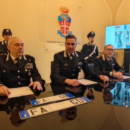 Sorpresi di notte dietro il centro commerciale Decathlon con attrezzi da scasso su un’auto rubata: arrestati
