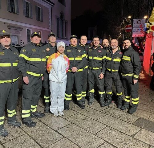 Lucrezia Magistris porta la Fiamma Olimpica: orgoglio per le Fiamme Rosse e i Vigili del Fuoco di Pavia