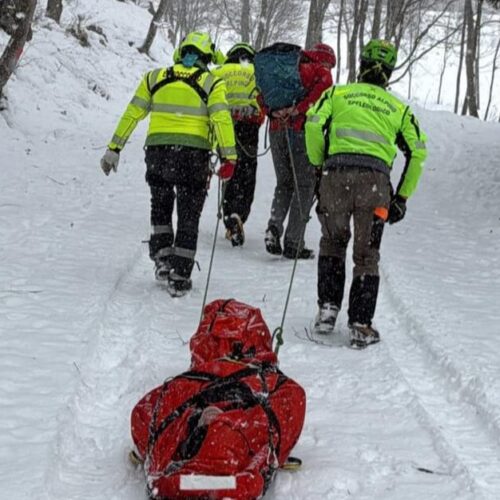 Sospetta frattura femore dopo caduta: interviene soccorso alpino