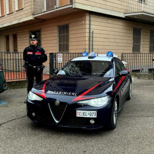 Diverse identità false in possesso di arnesi per lo scasso: arrestato mentre tentava di rubare