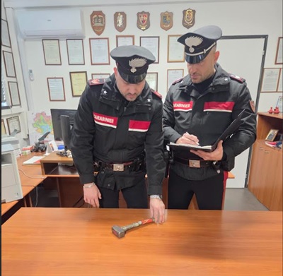 Quindicenne porta una mazzetta da muratore a scuola: intervento dei Carabinieri a Vigevano
