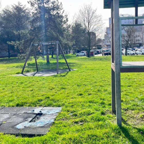 Scivolo mai sostituito, altalene rotte e sporcizia al Parco Deportati Ebrei: “Così l’area giochi è inutilizzabile”