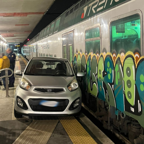 Ruba l’auto ed entra in stazione “parcheggiando” sul primo binario