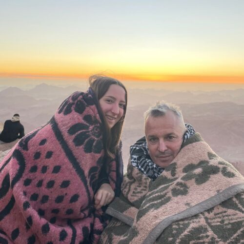 Sul Monte Sinai per Barbara: figlia e padre dedicano alla loro mamma e moglie un’escursione mozzafiato