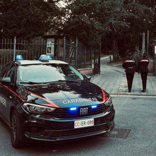 Estrae una pistola finta durante una lite fuori dal supermercato: denunciato