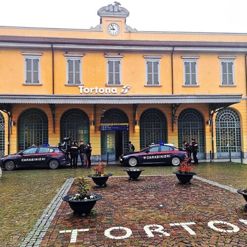 Disturbava passanti e residenti alla stazione di Tortona: per due anni non potrà tornare in città