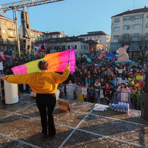 Colori, musica, coriandoli e tanti sorrisi al CarneValenza: vince il carro ValPop
