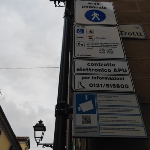 Area pedonale via Piacenza, la segnalazione: “Chi arriva da via Trotti non vede la telecamera e viene multato”