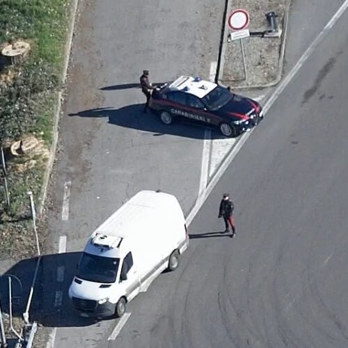 Condannato per rapina tenta di sfuggire all’arresto lanciandosi da una finestra