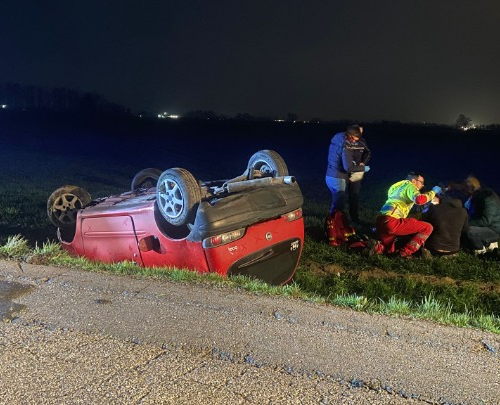 Auto ribaltata in strada Cerca a Valmadonna: tre feriti lievi