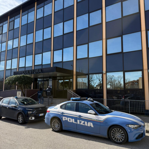 Sorpreso a rubare nelle auto in un parcheggio: bloccato grazie a cittadino e Polizia