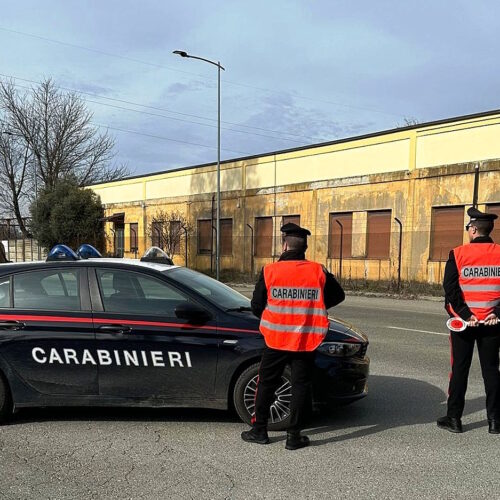 Aggredisce la commessa di un negozio a Novi e porta via i soldi: denunciato