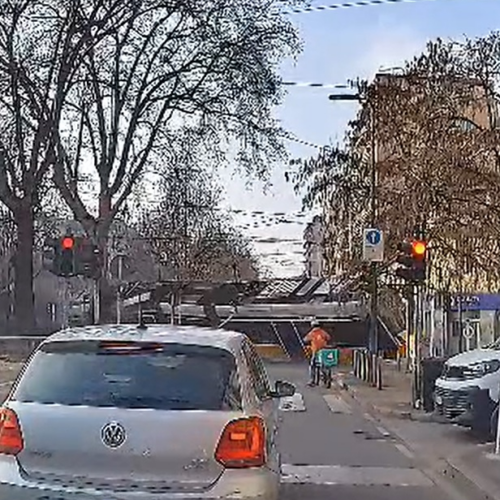 Tram deraglia a Milano: due morti e 39 feriti. Il drammatico momento dello schianto contro un palazzo