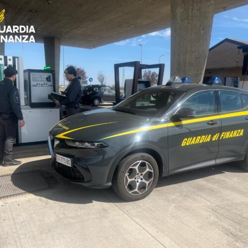 Controlli su 17 benzinai nel Pavese: Finanza riscontra 8 irregolarità