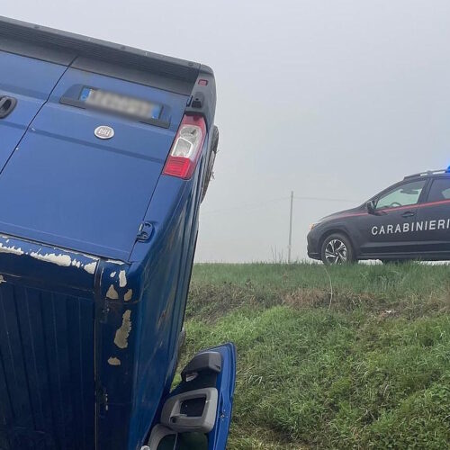 Furgone ribaltato sulla provinciale: Carabinieri impegnati nel ricostruire l’incidente