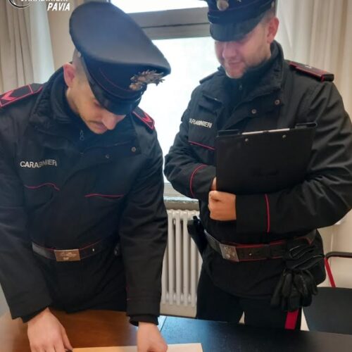Scende dal treno con in mano un coltello: denunciato dai Carabinieri