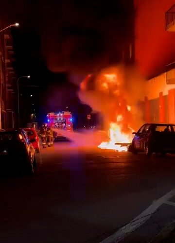 Alcuni cassonetti in fiamme in via Righi ad Alessandria: l’intervento dei Vigili del Fuoco