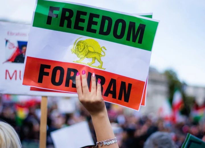 A Torino centinaia di giovani iraniani in festa al Valentino: “Finita un’epoca oscura”