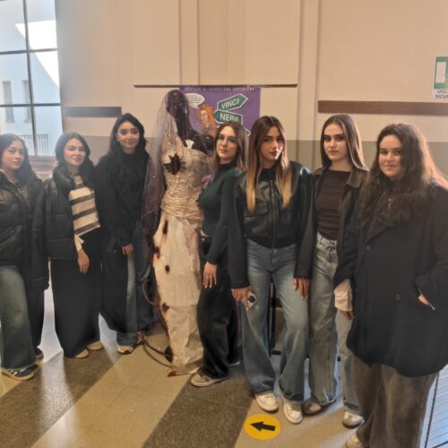 La “paura di uscire da sole” e i pregiudizi da abbattere: in mostra i vestiti ispirati a storie di violenza