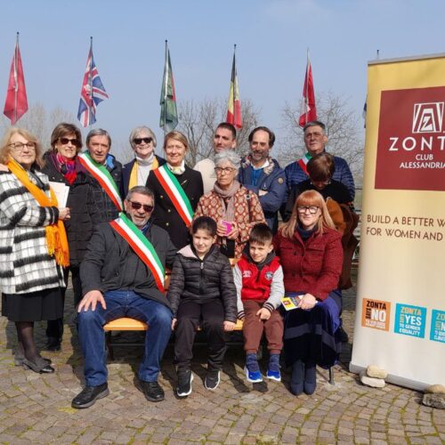 Un presidio contro la violenza sulle donne: a Frascaro l’ottava panchina arancione promossa da Zonta