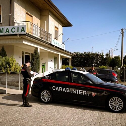 In tre sorpresi a rubare cosmetici in farmacia