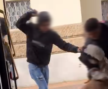Brutale aggressione sul bus: Polizia ha subito individuato e denunciato gli autori