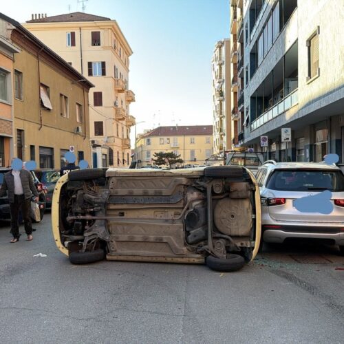 Scontro frontale in via Tortona ad Alessandria: due feriti e un’auto ribaltata