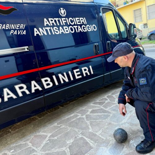 Trovata in un giardino una palla di cannone del Settecento
