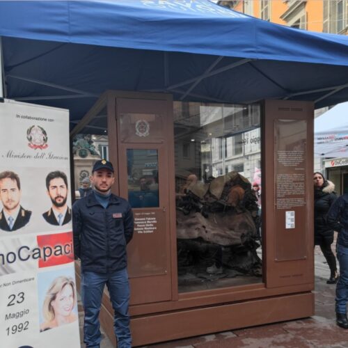 La memoria di Capaci diventa lezione di legalità. A Pavia i resti dell’auto della scorta di Falcone e l’incontro con Tina Montinaro