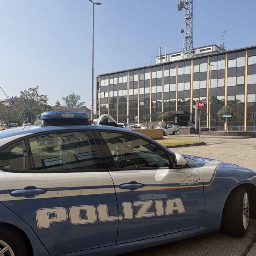 Vendita abusiva di cartoline e molestie ai passanti: due denunciati e allontanati da Pavia