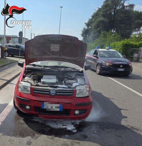 Auto prende fuoco in strada: Carabinieri limitano i danni