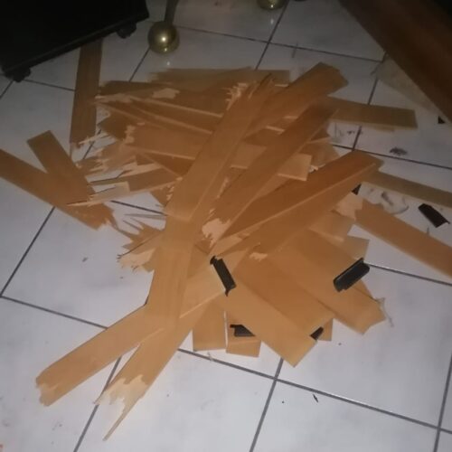 Rientra a casa e trova la serratura cambiata e le stanze svuotate