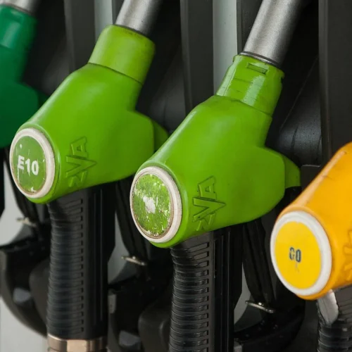 Sale ancora il prezzo della benzina