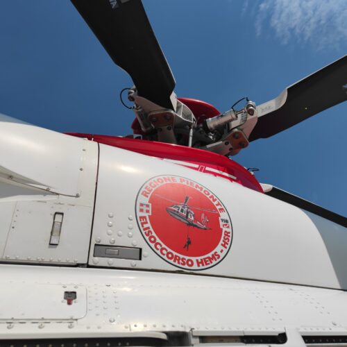 Elicottero precipita a Lesa, sul Lago Maggiore. Deceduto il pilota e tre i feriti