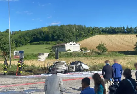 Incidente a San Salvatore Monferrato: due auto a fuoco ma nessun ferito