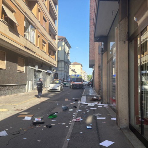 Lancia oggetti dal suo appartamento. Riaperto tratto di via Parma