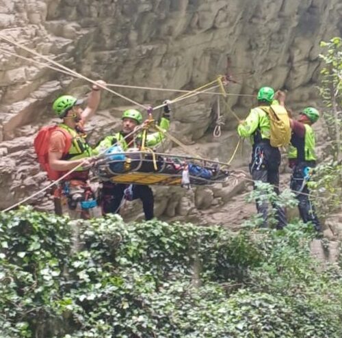 Cade lungo una via ferrata nel Torinese e resta appesa: salvata dal Soccorso Alpino