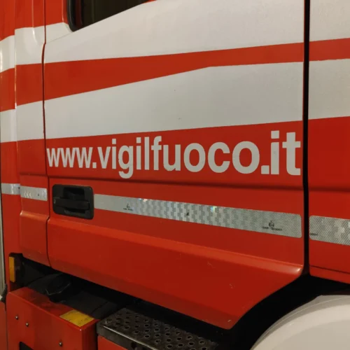 Distrutto dalle fiamme pulmino sulla A7: salve le persone a bordo